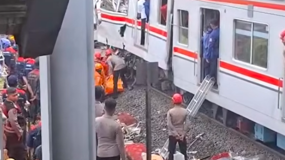 Doc. Tim gabungan melakukan proses evakuasi korban dan penanganan rangkaian kereta yang rusak di lokasi kecelakaan Bekasi Timur, Selasa (28/4/2026), guna mempercepat penyelamatan serta pemulihan jalur operasional.