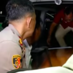 Doc. Petugas mengevakuasi salah satu jenazah korban kecelakaan kereta api ke dalam mobil ambulans di Rumah Sakit Polri Kramat Jati, Jakarta Timur, Selasa (28/4/2026), sebelum diserahkan kepada pihak keluarga usai proses identifikasi selesai.