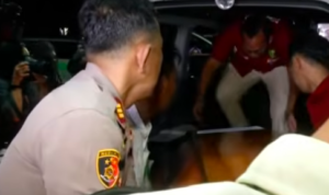 Doc. Petugas mengevakuasi salah satu jenazah korban kecelakaan kereta api ke dalam mobil ambulans di Rumah Sakit Polri Kramat Jati, Jakarta Timur, Selasa (28/4/2026), sebelum diserahkan kepada pihak keluarga usai proses identifikasi selesai.