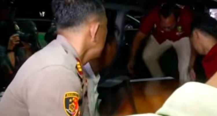 Doc. Petugas mengevakuasi salah satu jenazah korban kecelakaan kereta api ke dalam mobil ambulans di Rumah Sakit Polri Kramat Jati, Jakarta Timur, Selasa (28/4/2026), sebelum diserahkan kepada pihak keluarga usai proses identifikasi selesai.