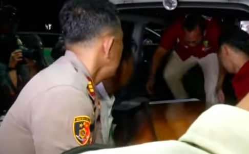 Doc. Petugas mengevakuasi salah satu jenazah korban kecelakaan kereta api ke dalam mobil ambulans di Rumah Sakit Polri Kramat Jati, Jakarta Timur, Selasa (28/4/2026), sebelum diserahkan kepada pihak keluarga usai proses identifikasi selesai.