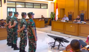 Doc. Suasana persidangan di Pengadilan Militer Jakarta Timur, Rabu (29/4/2026) saat empat terdakwa kasus penyiraman air keras terhadap aktivis KontraS, Andrie Yunus, berdiri di hadapan majelis hakim dalam agenda sidang lanjutan.