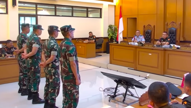 Doc. Suasana persidangan di Pengadilan Militer Jakarta Timur, Rabu (29/4/2026) saat empat terdakwa kasus penyiraman air keras terhadap aktivis KontraS, Andrie Yunus, berdiri di hadapan majelis hakim dalam agenda sidang lanjutan.