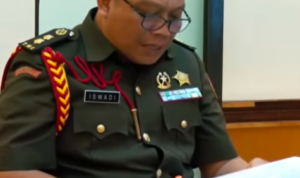 Doc. Oditur Militer Letkol Chk Muhammad Iswadi saat membacakan surat dakwaan terhadap empat terdakwa dalam sidang kasus penyiraman air keras terhadap aktivis HAM Andrie Yunus di Pengadilan Militer II-08, Jakarta, Rabu (29/4/2026).