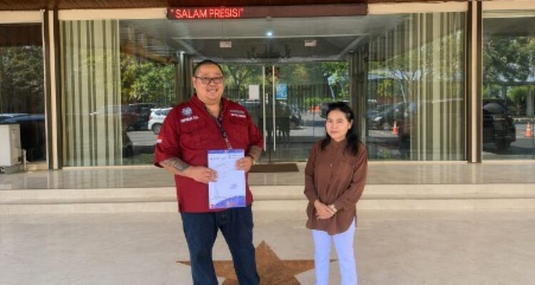 Doc. Donny Andretti bersama Tyas Susanti saat berada di Kantor Direktorat Reserse Kriminal Umum Polda Jawa Tengah usai agenda pengajuan laporan dugaan tindak pidana penggelapan dan penipuan, Jumat (24/4/2026).