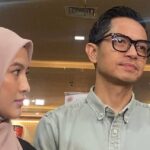 Doc. Pasangan selebritas Dude Herlino dan Alyssa Soebandono saat berjalan usai menjalani pemeriksaan sebagai saksi di Bareskrim Polri terkait penyidikan kasus dugaan penipuan yang melibatkan PT Dana Syariah Indonesia (PT DSI), Jakarta, Kamis (2/4/2026).