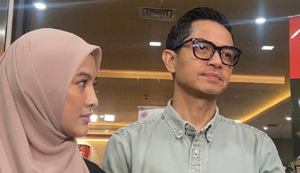 Doc. Pasangan selebritas Dude Herlino dan Alyssa Soebandono saat berjalan usai menjalani pemeriksaan sebagai saksi di Bareskrim Polri terkait penyidikan kasus dugaan penipuan yang melibatkan PT Dana Syariah Indonesia (PT DSI), Jakarta, Kamis (2/4/2026).