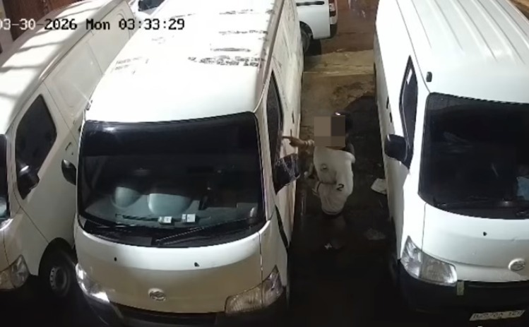 Doc. Tangkapan layar rekaman CCTV memperlihatkan seorang pria diduga pelaku saat berada di area parkir kantor jasa pengantaran barang di Lenteng Agung, Jakarta Selatan, sesaat sebelum diduga mencuri dua unit aki mobil operasional pada dini hari. Wajah terduga pelaku sengaja diblur atau dikaburkan guna menjaga asas praduga tak bersalah serta kepentingan proses hukum yang masih berlangsung. (Sumber: Rekaman CCTV Korban).