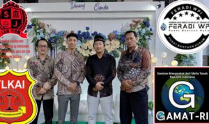 Doc. Ketua PBH FERADI WPI Advokat dan Paralegal DPC Kota Semarang, Sukindar SH., C.PFW., C.MDF., C.JKJ, berfoto bersama keluarga dan tamu undangan saat menghadiri acara ngunduh mantu pernikahan Danang Khoirudin dan Cyntia di Komplek Masjid Al Mulani, Tugurejo, Kecamatan Tugu, Kota Semarang, Sabtu (4/4/2026).