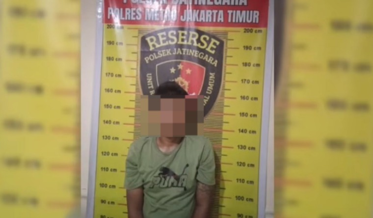 Doc. Salah satu terduga pelaku pencopetan saat diamankan petugas kepolisian di kantor polisi usai penindakan di kawasan Stasiun Jatinegara, Jakarta, Rabu (8/4/2026).