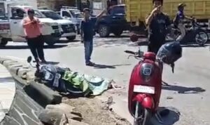 Doc. Sepeda motor Honda Genio milik korban tampak masih tergeletak di lokasi kecelakaan maut di kawasan Bundaran Palm, Jalan Trikora, Kota Banjarbaru, Rabu (8/4/2026). (Foto: Muhamad Wahyu).