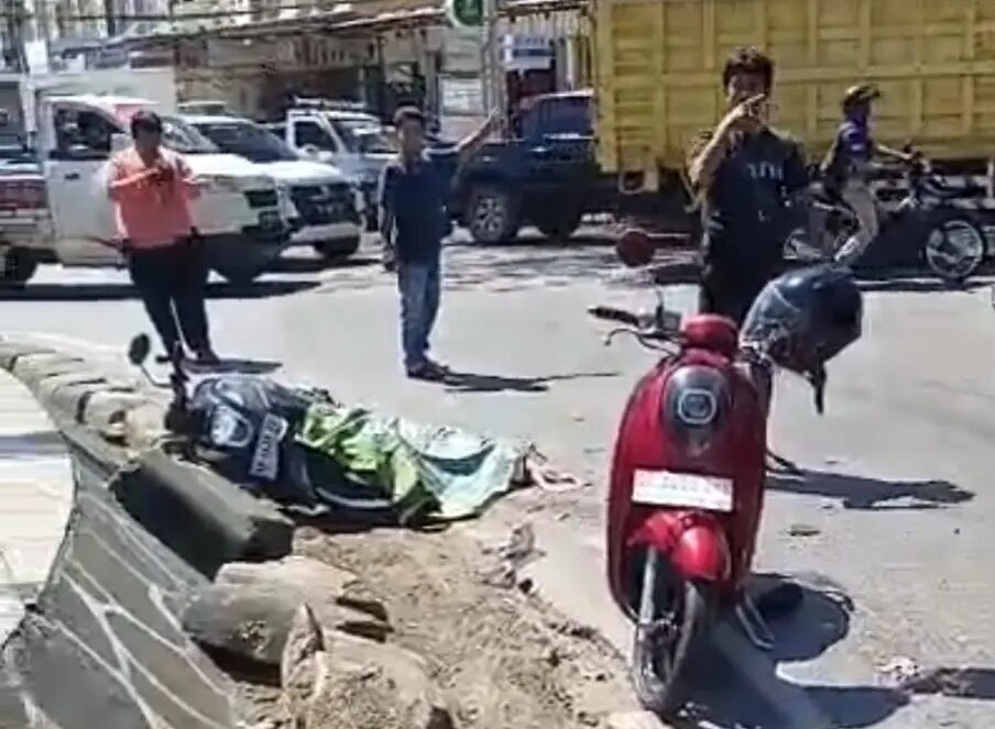 Doc. Sepeda motor Honda Genio milik korban tampak masih tergeletak di lokasi kecelakaan maut di kawasan Bundaran Palm, Jalan Trikora, Kota Banjarbaru, Rabu (8/4/2026). (Foto: Muhamad Wahyu).