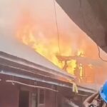 Doc. Kobaran api tampak melahap salah satu bangunan di kawasan Gang Inayah, Kuin Cerucuk, Banjarmasin Barat, saat peristiwa kebakaran terjadi pada Kamis (9/4/2026).