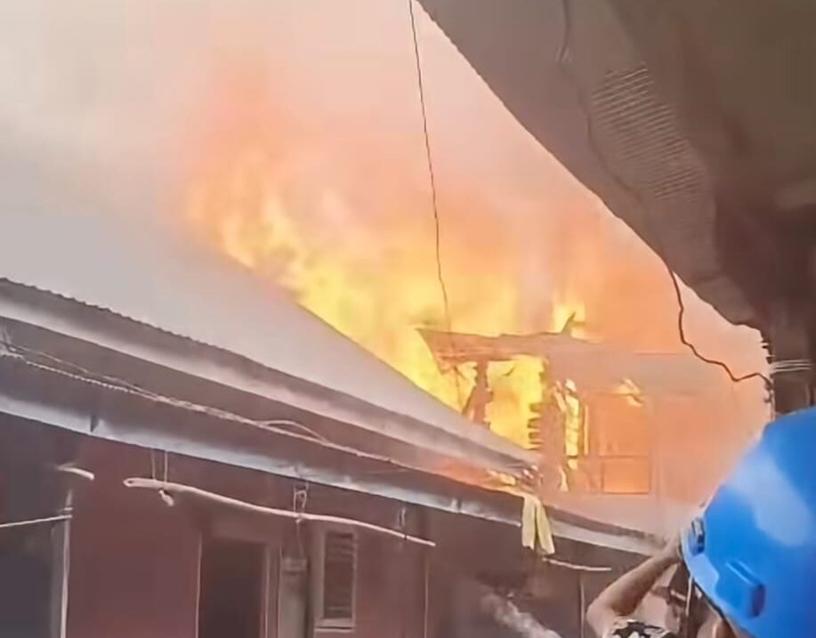 Doc. Kobaran api tampak melahap salah satu bangunan di kawasan Gang Inayah, Kuin Cerucuk, Banjarmasin Barat, saat peristiwa kebakaran terjadi pada Kamis (9/4/2026).