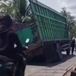 Doc. Sebuah truk bermuatan berat tampak terperosok saat melintasi jembatan kecil di Jalan Mantuil, Banjarmasin Selatan, Kamis (9/4/2026), diduga akibat beban berlebih yang memicu kerusakan pada badan jalan dan akses warga.