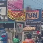 Doc. Korban terlihat tersangkut di sekitar kabel listrik saat insiden terjadi ketika melakukan pemasangan spanduk di pinggir jalan wilayah Martapura. Bagian tubuh korban pada foto ini diburamkan (blur) untuk menjaga etika publikasi dan menjaga trauma keluarga korban.