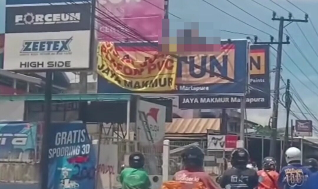 Doc. Korban terlihat tersangkut di sekitar kabel listrik saat insiden terjadi ketika melakukan pemasangan spanduk di pinggir jalan wilayah Martapura. Bagian tubuh korban pada foto ini diburamkan (blur) untuk menjaga etika publikasi dan menjaga trauma keluarga korban.