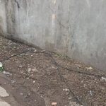 Doc. Kabel yang diduga kabel listrik terlihat tergeletak di pinggir akses jalan permukiman warga di kawasan Jalan Pangeran Hidayatullah, Banjarmasin Timur, Jumat (10/4/2026), yang telah berada di lokasi selama beberapa hari dan menimbulkan kekhawatiran bagi pengguna jalan.