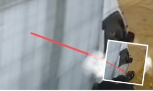 Doc. Tangkapan layar CCTV memperlihatkan salah satu pelaku saat menjalankan aksi pencurian truk di kawasan Tambora, Jakarta Barat, dengan posisi pelaku tampak dari belakang dan ditandai panah merah.