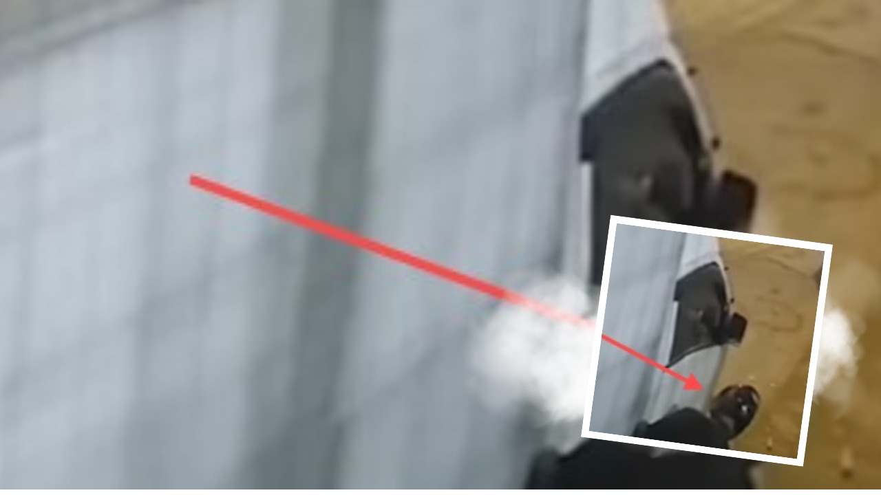 Doc. Tangkapan layar CCTV memperlihatkan salah satu pelaku saat menjalankan aksi pencurian truk di kawasan Tambora, Jakarta Barat, dengan posisi pelaku tampak dari belakang dan ditandai panah merah.