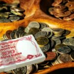 Doc. Ilustrasi uang rupiah lama, dengan latar belakang uang logam berbagai emisi lama dan tampak di bagian depan uang kertas pecahan Rp100 edisi lama sebagai representasi uang yang telah dicabut dari peredaran oleh Bank Indonesia.