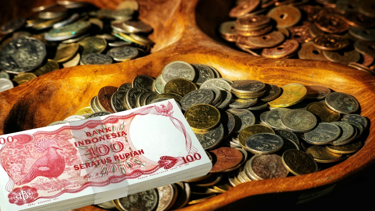 Doc. Ilustrasi uang rupiah lama, dengan latar belakang uang logam berbagai emisi lama dan tampak di bagian depan uang kertas pecahan Rp100 edisi lama sebagai representasi uang yang telah dicabut dari peredaran oleh Bank Indonesia.