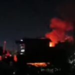 Doc. Titik kebakaran di kawasan Mantuil, Banjarmasin Selatan, terlihat saat api melalap bangunan permukiman warga pada Jumat malam (10/4/2026), dengan upaya pemadaman dilakukan oleh warga dan petugas di lokasi.