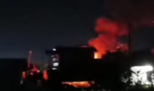 Doc. Titik kebakaran di kawasan Mantuil, Banjarmasin Selatan, terlihat saat api melalap bangunan permukiman warga pada Jumat malam (10/4/2026), dengan upaya pemadaman dilakukan oleh warga dan petugas di lokasi.