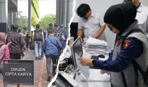 Doc. (Kiri) Tim penyidik Kejaksaan Tinggi DKI Jakarta meninggalkan lokasi penggeledahan dengan membawa koper berisi barang bukti sitaan. (Kanan) Suasana saat tim penyidik melakukan penggeledahan di salah satu ruangan kantor Kementerian PUPR guna mengumpulkan dokumen dan perangkat elektronik terkait penyidikan.
