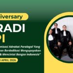Doc. Ketua Umum FERADI WPI, Adv. Donny Andretti, S.H., S.Kom., M.Kom., bersama jajaran struktur organisasi, dalam visual peringatan 2th Anniversary FERADI WPI. Pada sisi kiri, tercantum tema Milad ke-2: “Deklarasi Organisasi Advokat Paralegal Yang Berkomitmen Dan Berdedikasi Mengupayakan Kesejahteraan & Mencintai Bangsa Indonesia.”. (Foto: FERADI WPI Official).