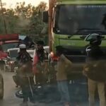 Doc. Kondisi di lokasi kecelakaan di Jalan A. Yani KM 57, Kecamatan Mataraman, Kabupaten Banjar, terlihat sepeda motor tergeletak di depan truk Fuso usai insiden tabrakan.