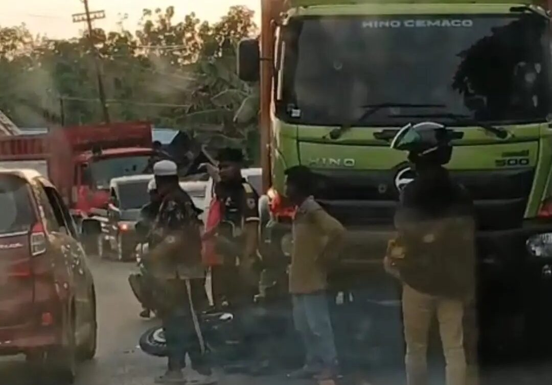 Doc. Kondisi di lokasi kecelakaan di Jalan A. Yani KM 57, Kecamatan Mataraman, Kabupaten Banjar, terlihat sepeda motor tergeletak di depan truk Fuso usai insiden tabrakan.