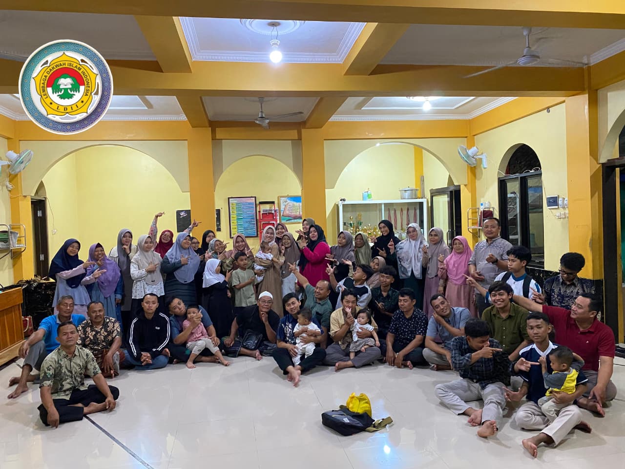 Doc. Pengurus PAC LDII Tugurejo bersama pembina, takmir Masjid Al Mulani, dan warga berfoto bersama usai prosesi pelepasan guru mubalighot Mbak Putri di Tugurejo, Semarang, Minggu (12/4/2026).