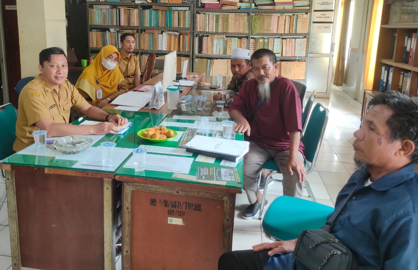 Doc. Perwakilan warga UPT Air Balui bersama pihak terkait melakukan diskusi untuk membahas permasalahan lahan transmigrasi, termasuk dugaan tumpang tindih lahan dan kejelasan status hak atas tanah.