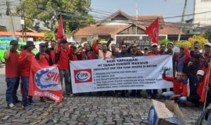 Doc. Karyawan PT Tanah Sumber Makmur (TSM) bersama Serikat Pekerja Indonesia (SPIN) menggelar aksi damai di depan Kantor Dinas Tenaga Kerja Kota Bogor dengan membawa spanduk tuntutan terkait pemenuhan hak-hak pekerja, Selasa (14/4/2026).