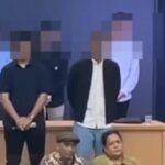 Doc. Dokumentasi tangkapan layar video saat merekam suasana sidang terbuka di Fakultas Hukum Universitas Indonesia (FH UI) saat para terduga pelaku diminta berdiri di barisan depan menghadap seluruh peserta sidang untuk memberikan klarifikasi dan pertanggungjawaban. Wajah para terduga pelaku sengaja diburamkan (blur) guna menjaga asas praduga tak bersalah serta melindungi identitas pihak yang belum mendapatkan putusan resmi, sekaligus menghindari potensi pelanggaran hak privasi. (Sumber tangkapan layar: Video Depok 24 Jam).