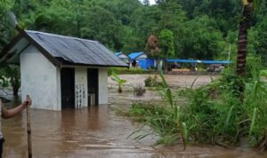 Doc. Kondisi banjir yang merendam kawasan Loksado, Kabupaten Hulu Sungai Selatan, Kalimantan Selatan, Rabu (15/4/2026), terlihat genangan air menutupi jalan lingkungan dan area permukiman warga sehingga menghambat aktivitas sehari-hari.