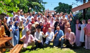 Doc. Para anggota Paguyuban Pensiunan Eselon II Banyumas berfoto bersama usai kegiatan Halal Bihalal yang digelar di Rumah Makan Ndalem Baron, Purwokerto, Senin (13/4/2026), dalam suasana penuh keakraban dan kebersamaan.
