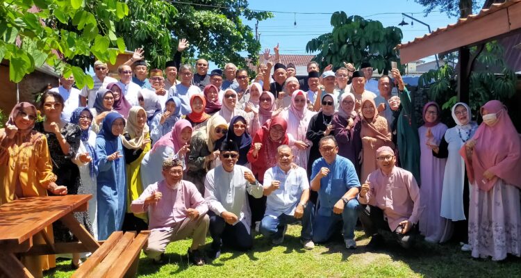 Doc. Para anggota Paguyuban Pensiunan Eselon II Banyumas berfoto bersama usai kegiatan Halal Bihalal yang digelar di Rumah Makan Ndalem Baron, Purwokerto, Senin (13/4/2026), dalam suasana penuh keakraban dan kebersamaan.