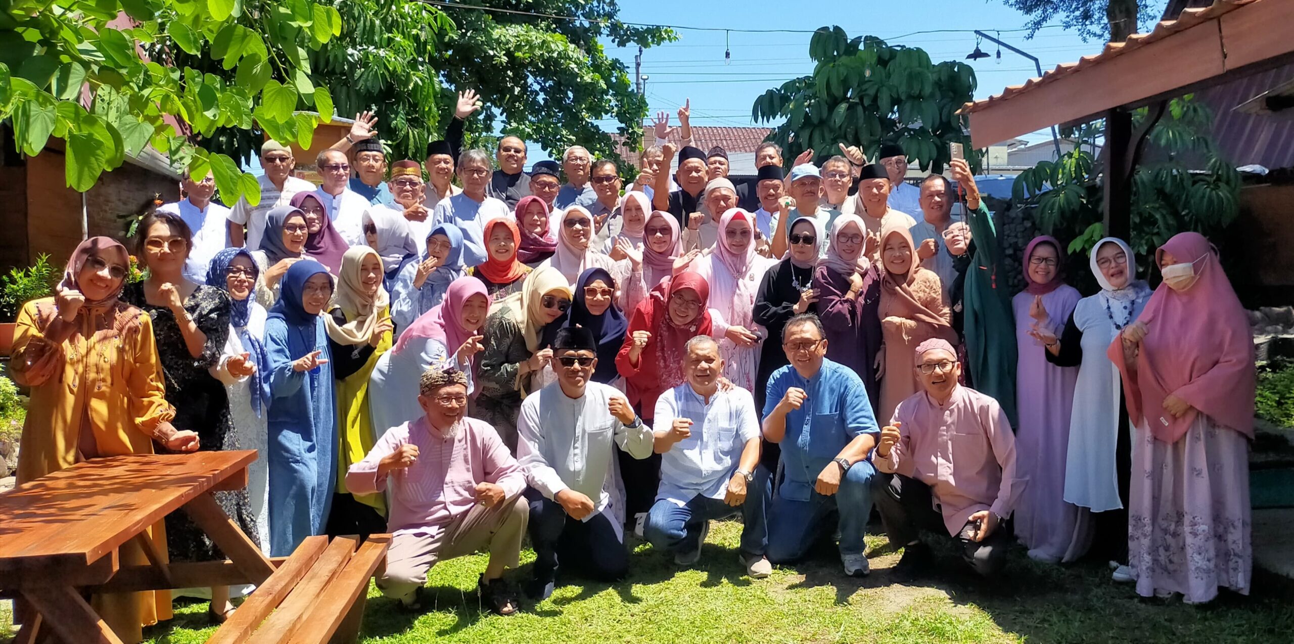 Doc. Para anggota Paguyuban Pensiunan Eselon II Banyumas berfoto bersama usai kegiatan Halal Bihalal yang digelar di Rumah Makan Ndalem Baron, Purwokerto, Senin (13/4/2026), dalam suasana penuh keakraban dan kebersamaan.