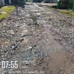 Doc. Kondisi jalan lingkungan di Kampung Tiuh Balak Pasar, Kecamatan Baradatu, Kabupaten Way Kanan, Lampung, terlihat rusak parah dengan permukaan dipenuhi batu lepas dan lubang, sehingga menyulitkan serta membahayakan pengguna jalan, Kamis (16/4/2026).