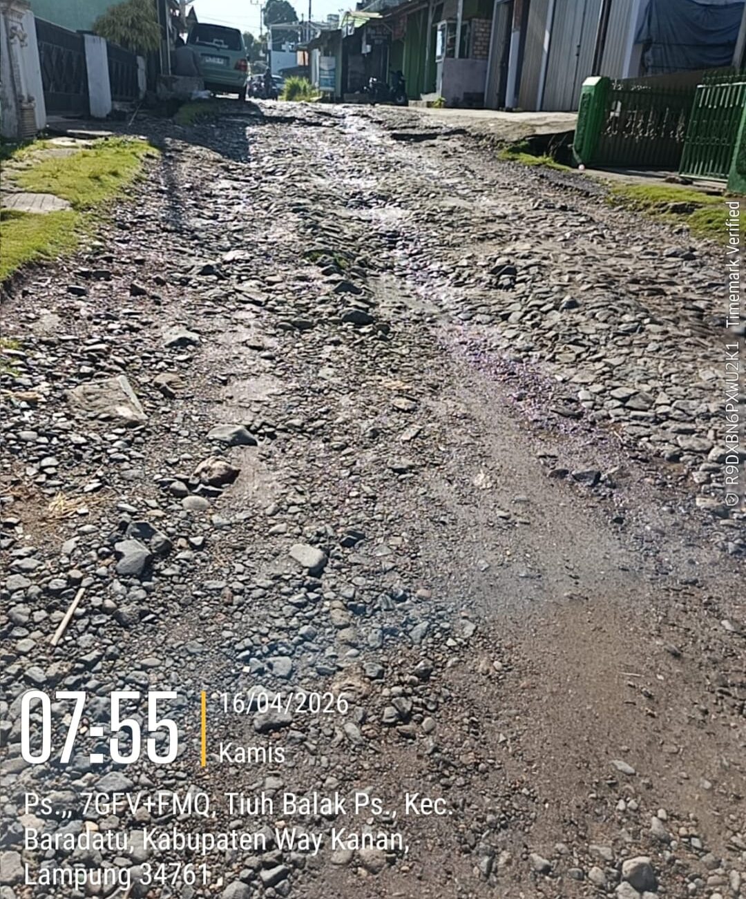 Doc. Kondisi jalan lingkungan di Kampung Tiuh Balak Pasar, Kecamatan Baradatu, Kabupaten Way Kanan, Lampung, terlihat rusak parah dengan permukaan dipenuhi batu lepas dan lubang, sehingga menyulitkan serta membahayakan pengguna jalan, Kamis (16/4/2026).