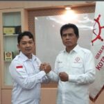 Doc. Sukindar (kiri) saat bertemu dengan H. Riyanta dalam sebuah kesempatan di Semarang, membahas dukungan terhadap program pemerintah serta peran organisasi dalam pengawasan pelaksanaannya.