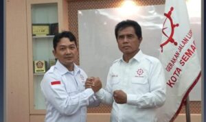 Doc. Sukindar (kiri) saat bertemu dengan H. Riyanta dalam sebuah kesempatan di Semarang, membahas dukungan terhadap program pemerintah serta peran organisasi dalam pengawasan pelaksanaannya.