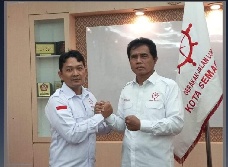 Doc. Sukindar (kiri) saat bertemu dengan H. Riyanta dalam sebuah kesempatan di Semarang, membahas dukungan terhadap program pemerintah serta peran organisasi dalam pengawasan pelaksanaannya.