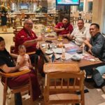 Doc. Tim FERADI WPI, termasuk Ketua Umum FERADI WPI Advokat Donny Andretti, S.H., S.Kom., M.Kom., C.MD., C.MDF., C.PFW., C.JKJ., saat melakukan sesi diskusi di sebuah rumah makan di Surabaya dalam rangka mematangkan persiapan pelaksanaan sumpah advokat.