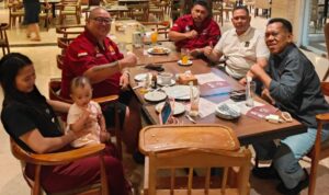 Doc. Tim FERADI WPI, termasuk Ketua Umum FERADI WPI Advokat Donny Andretti, S.H., S.Kom., M.Kom., C.MD., C.MDF., C.PFW., C.JKJ., saat melakukan sesi diskusi di sebuah rumah makan di Surabaya dalam rangka mematangkan persiapan pelaksanaan sumpah advokat.