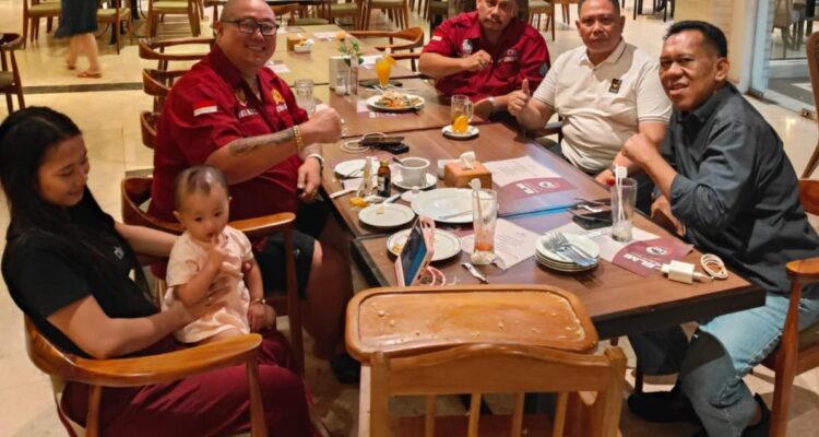 Doc. Tim FERADI WPI, termasuk Ketua Umum FERADI WPI Advokat Donny Andretti, S.H., S.Kom., M.Kom., C.MD., C.MDF., C.PFW., C.JKJ., saat melakukan sesi diskusi di sebuah rumah makan di Surabaya dalam rangka mematangkan persiapan pelaksanaan sumpah advokat.