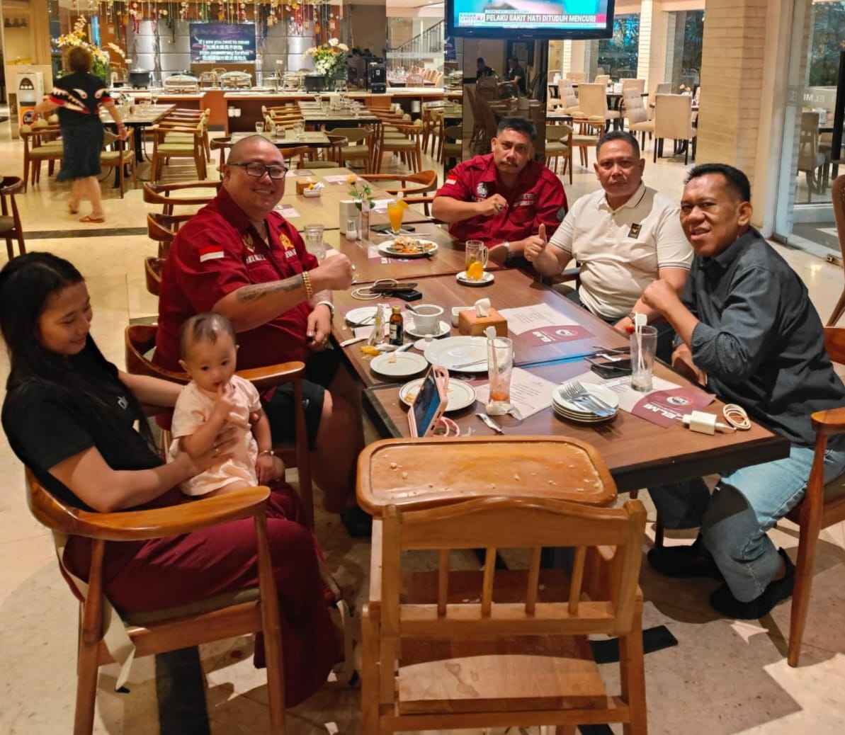 Doc. Tim FERADI WPI, termasuk Ketua Umum FERADI WPI Advokat Donny Andretti, S.H., S.Kom., M.Kom., C.MD., C.MDF., C.PFW., C.JKJ., saat melakukan sesi diskusi di sebuah rumah makan di Surabaya dalam rangka mematangkan persiapan pelaksanaan sumpah advokat.