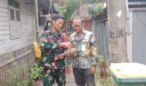 Doc. Anggota TNI saat melakukan pemeriksaan terhadap benda yang diduga mortir di sebuah rumah warga di kawasan Kampung Arab, Banjarmasin, guna memastikan kondisi dan tingkat keamanannya.